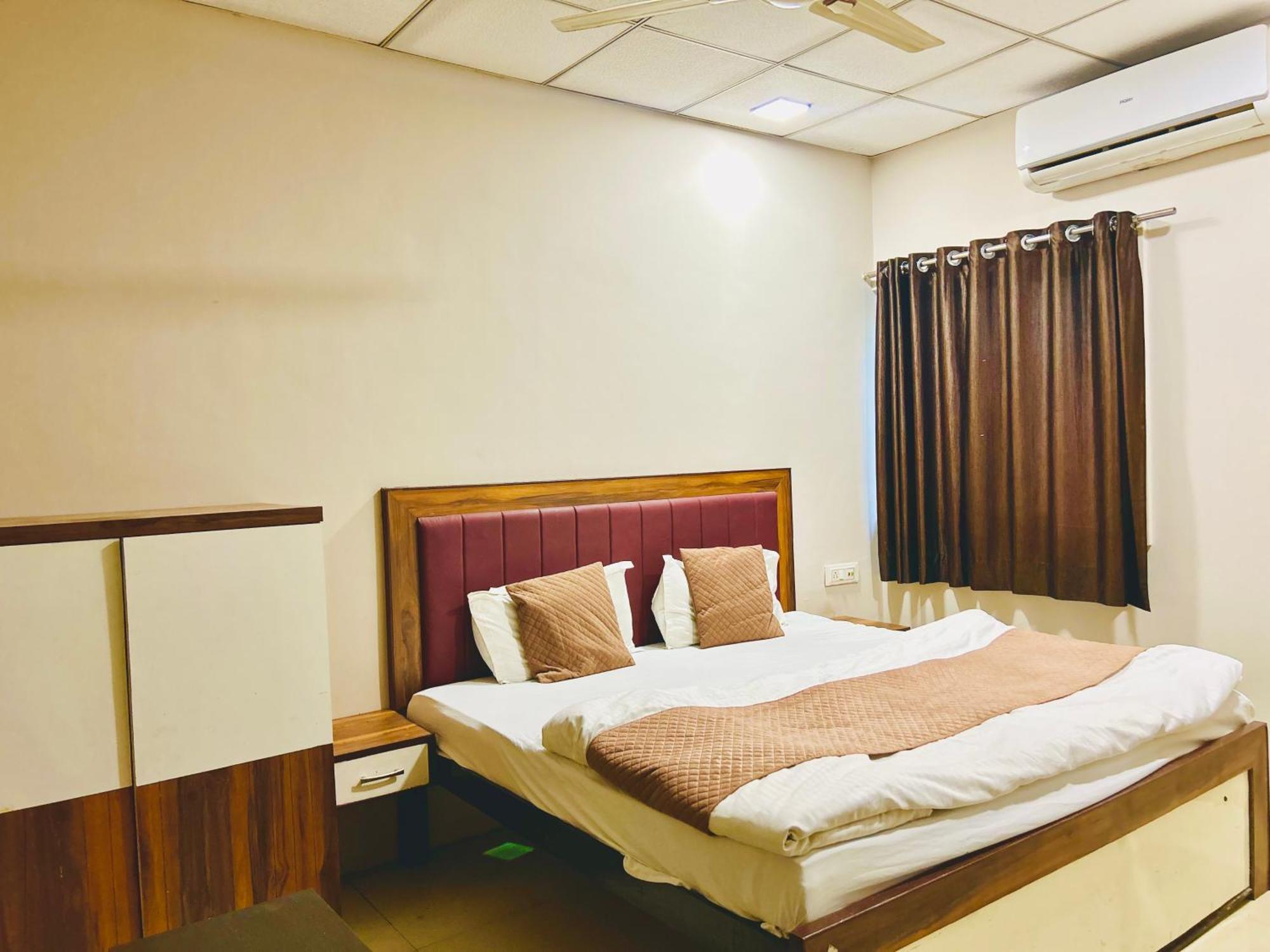 ホテル Jagtara Residency インドール エクステリア 写真