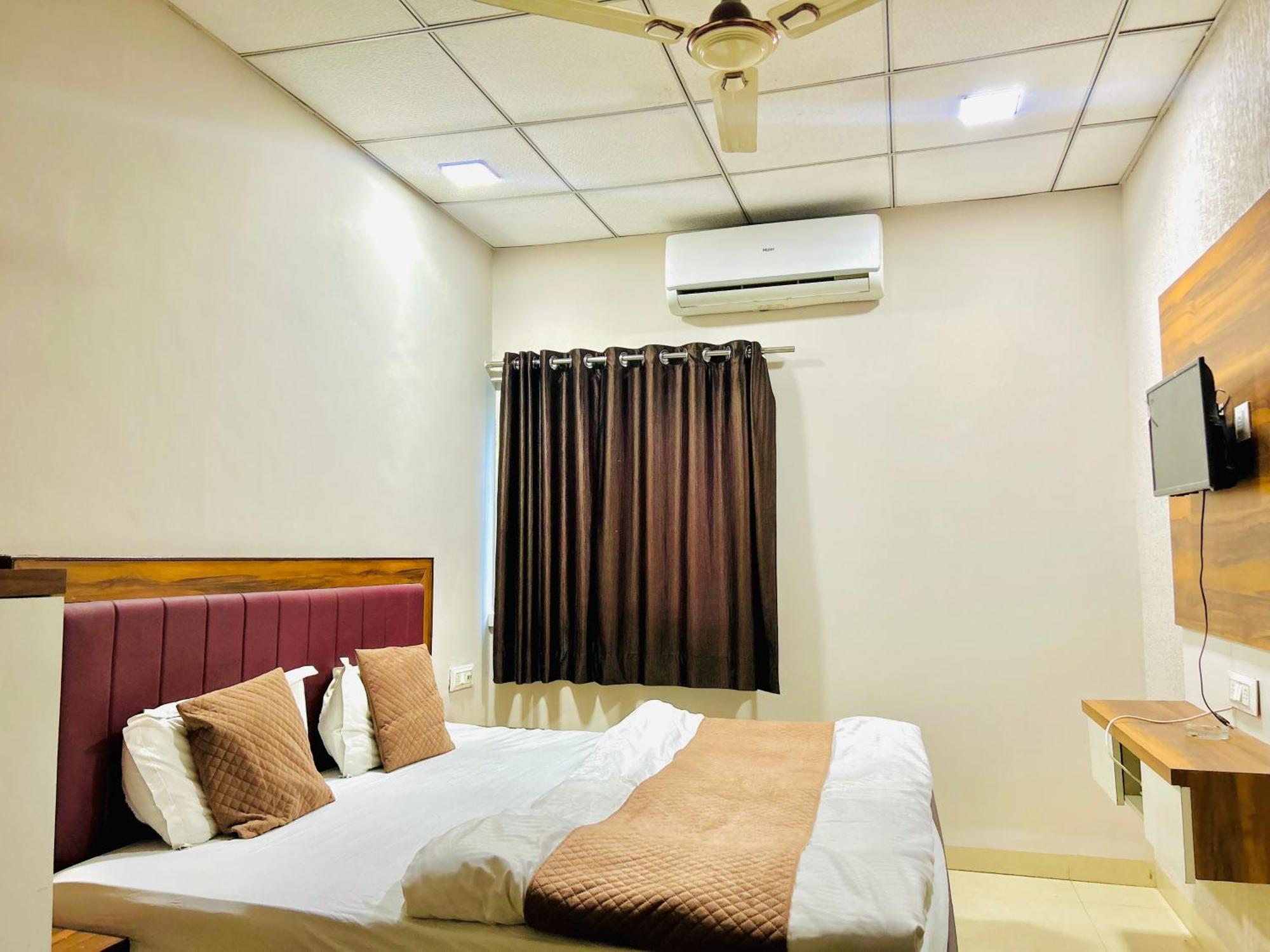 ホテル Jagtara Residency インドール エクステリア 写真