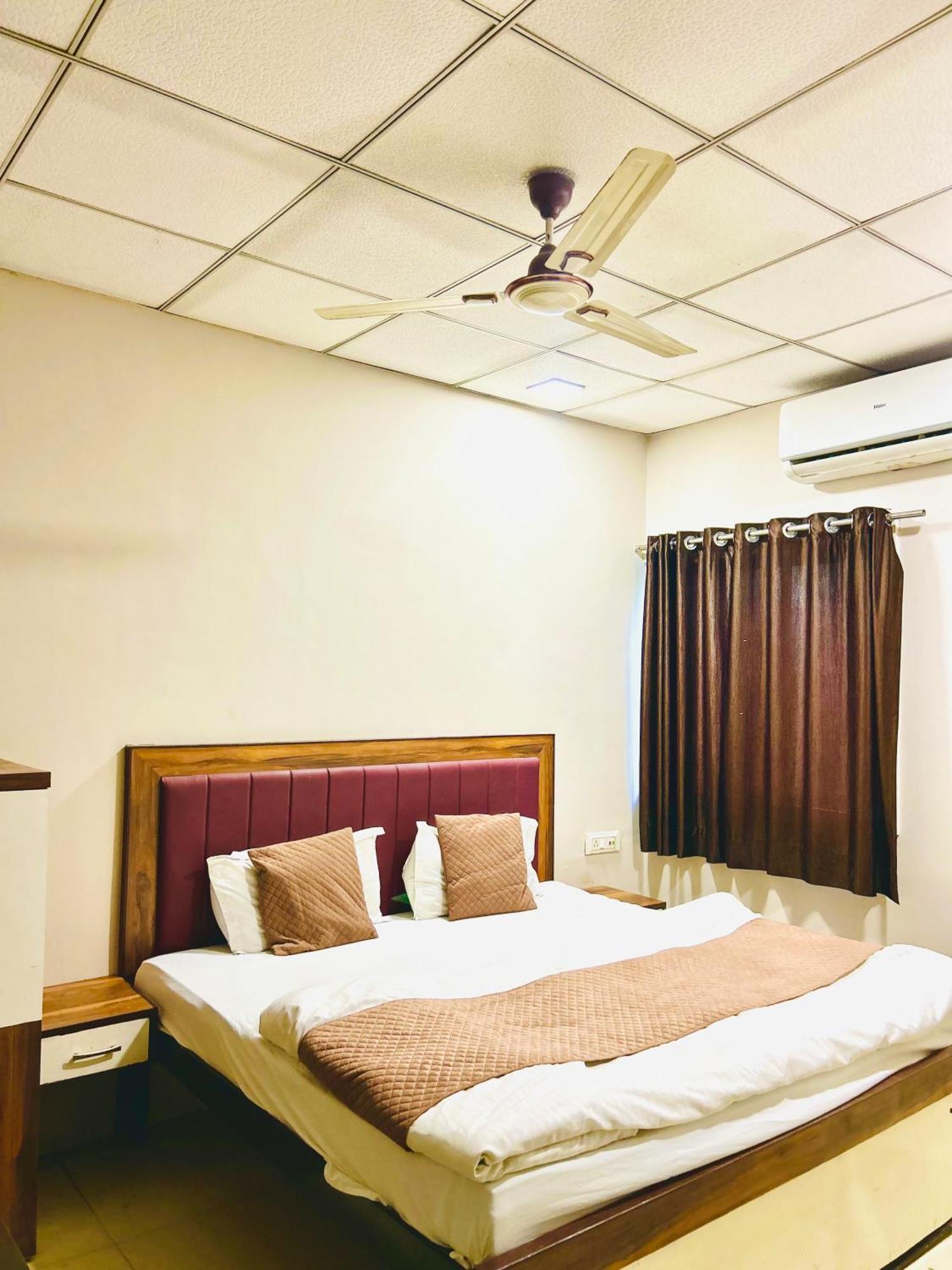 ホテル Jagtara Residency インドール エクステリア 写真